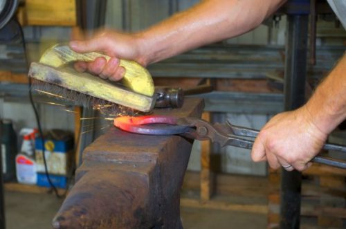 Arkansas School Offers New Classes In The Art Of Horseshoeing