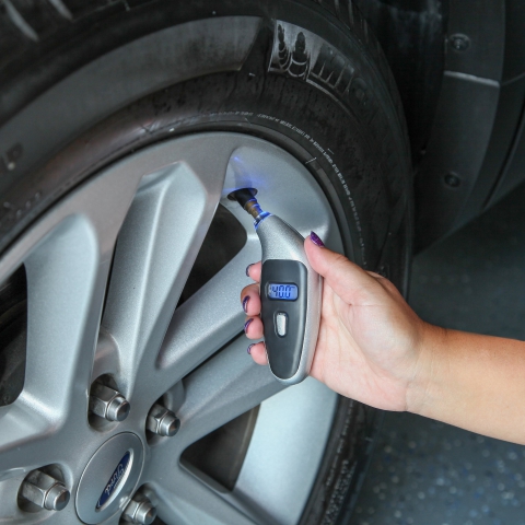 Digital Tire Air Pressure Gauge from Ionox Tested by Customers for Accuracy