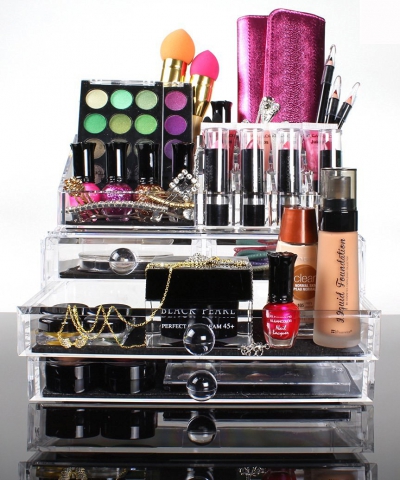Cosmopolitan Collection Offers Incentives For Customers Of Makeup Organizer