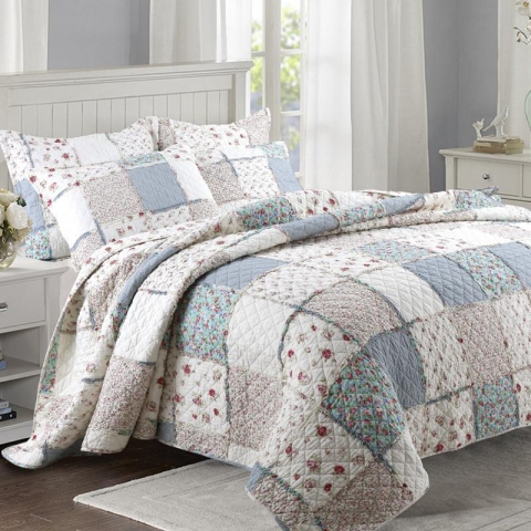 Lila Hampton to Celebrate the Launch by Giving Away 100 Shabby Chic Bedding Sets