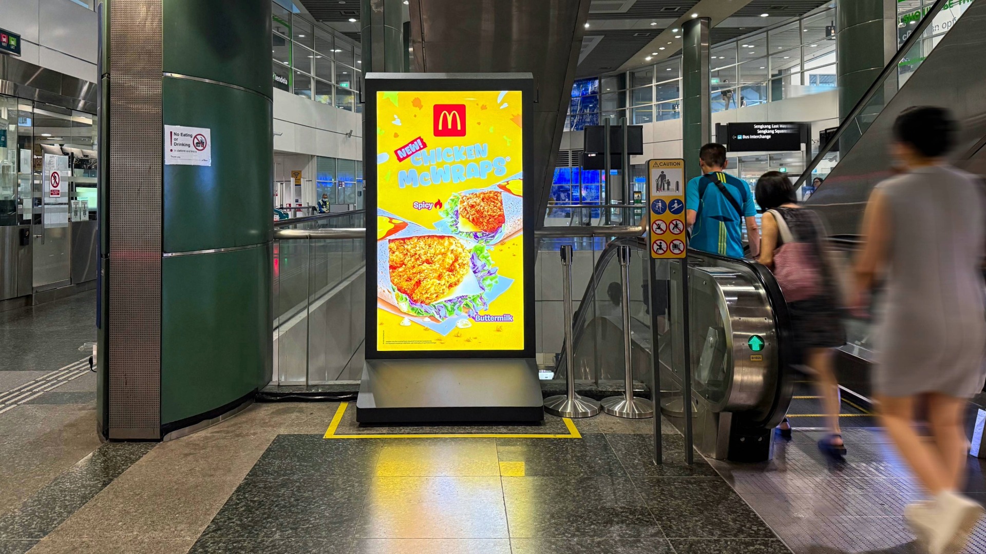 Digital ad display at a transit station capturing commuter attention through DOOH screens.